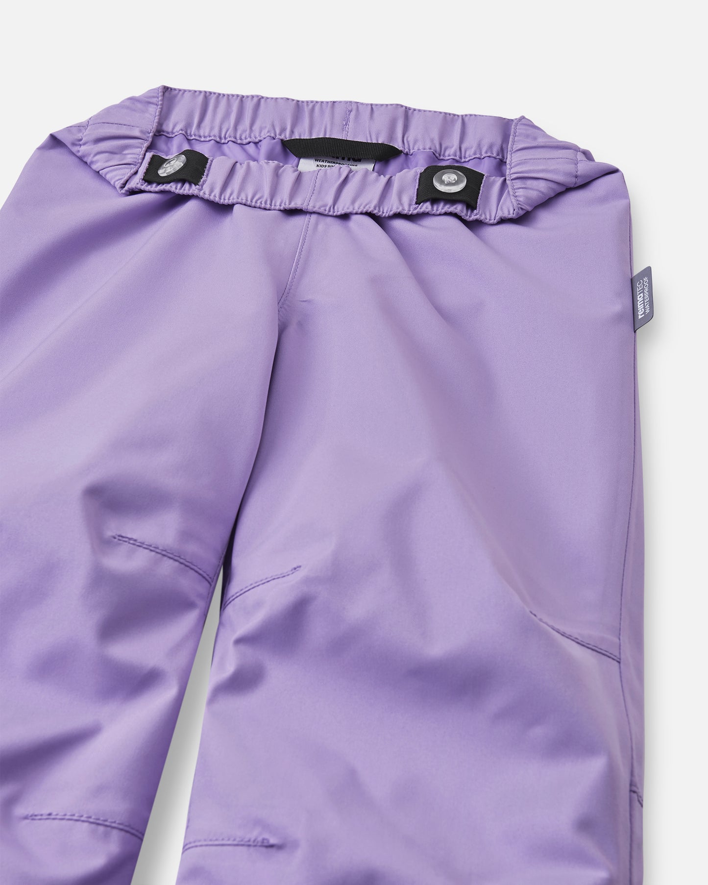 Detailaufnahme verstellbarer Bund der ReimaTec Kaura Kinderhose in Blooming Lilac – wasserdichtes ReimaTec Material
