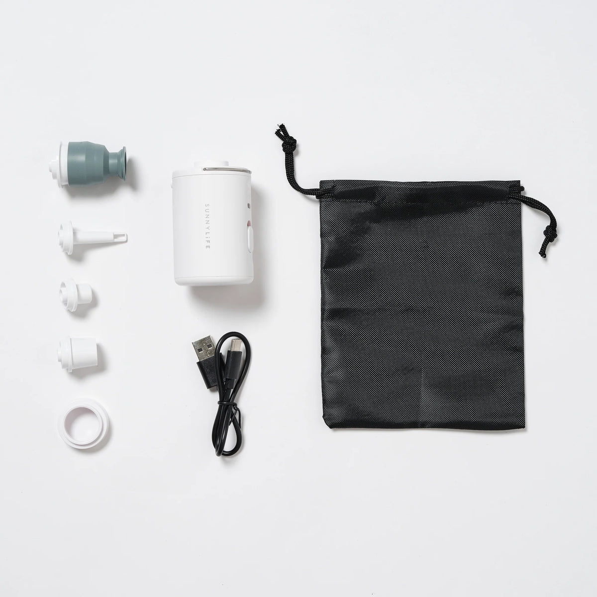 Komplettes Set der Sunnylife Mini Electric Air Pump – Aufblashilfe mit Düsen, USB-Kabel und Beutel, erhältlich bei Bärechind in Winterthur, Zürich, Schweiz.