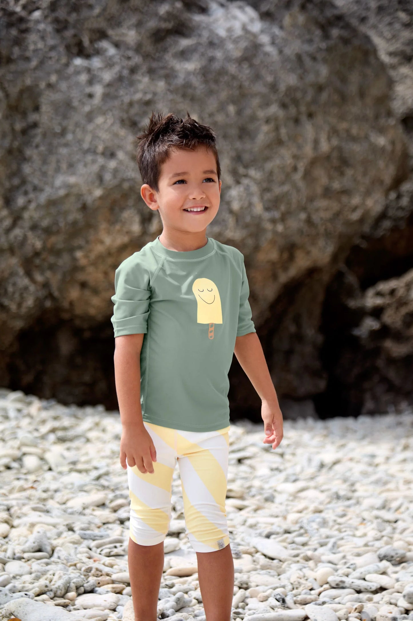 Kind trägt grünes UV Shirt mit Popsicle Print von Lässig bei Bärechind Winterthur Zürich Schweiz