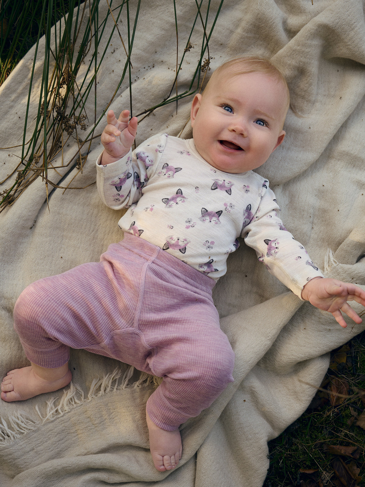 CeLaVi Merino Leggings Rosa an Baby liegend