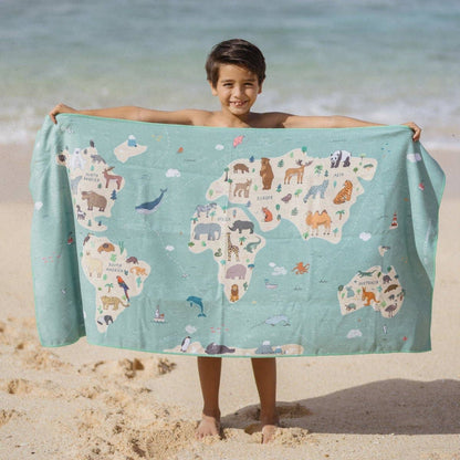 Kind am Strand mit dem leichten und schnelltrocknenden Woods & Waves Strandtuch Animal Map