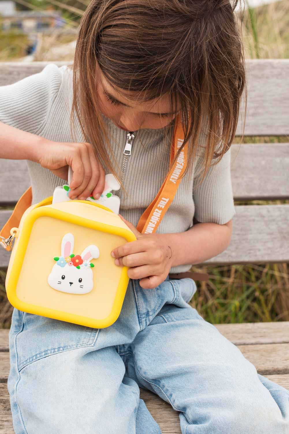 Zoofamily Silikon Tasche Hase mit verstellbarem Trageriemen, erhältlich bei Bärechind.