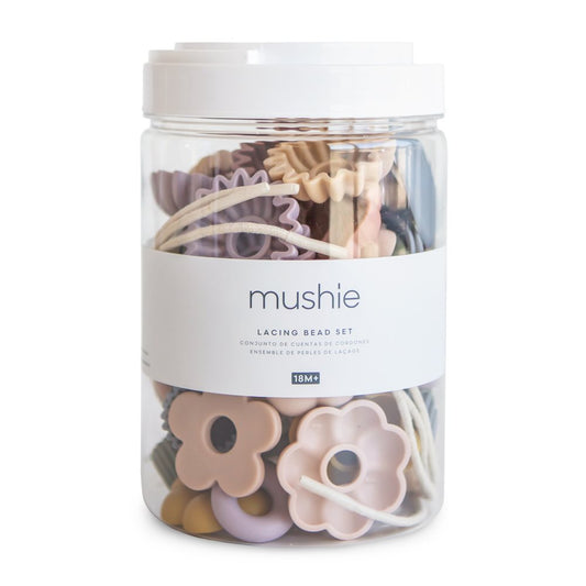 Mushie Fädelperlen Set in der Verpackung mit bunten Fädelperlen