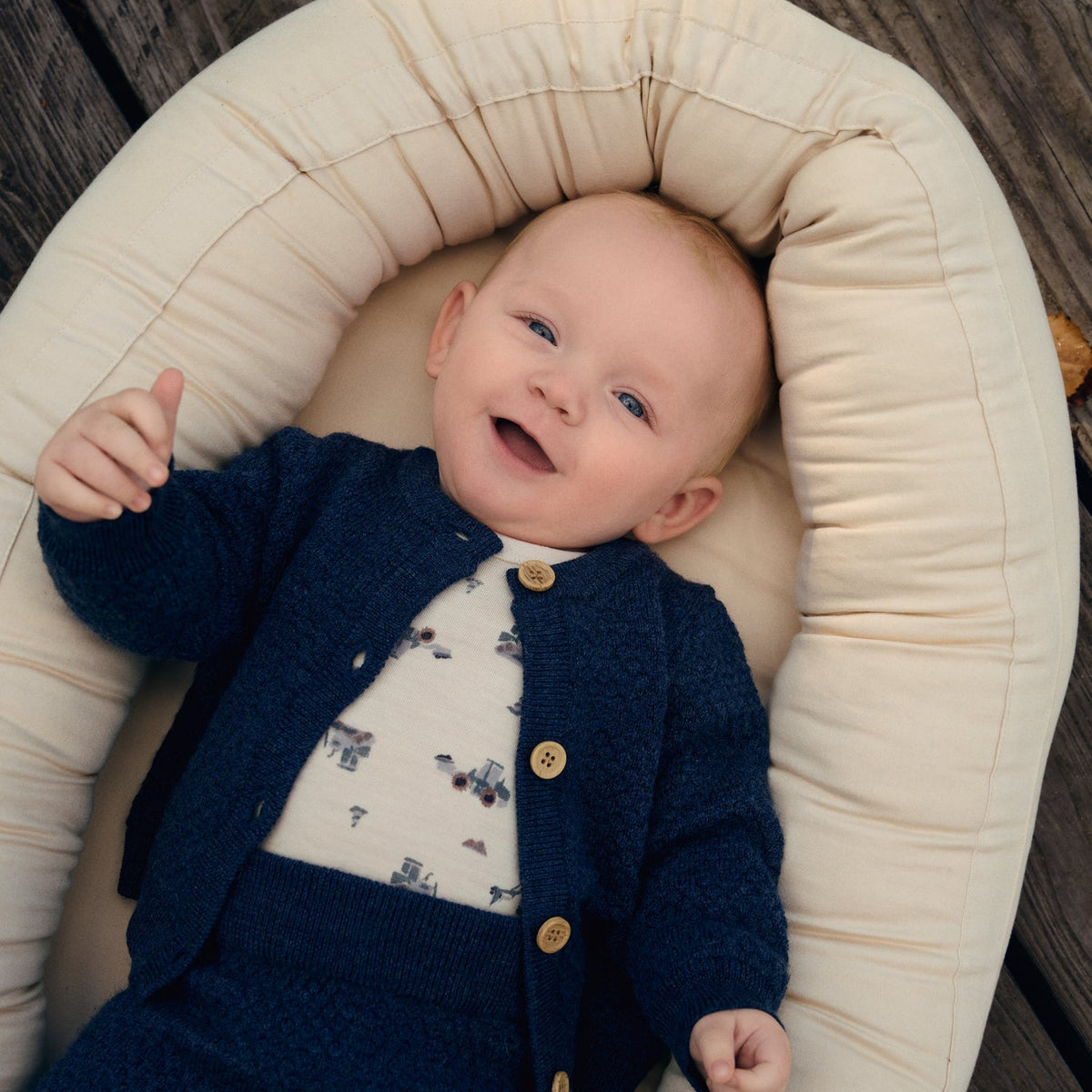 Baby trägt CeLaVi Merino Leggings in Ombre Blue Melange