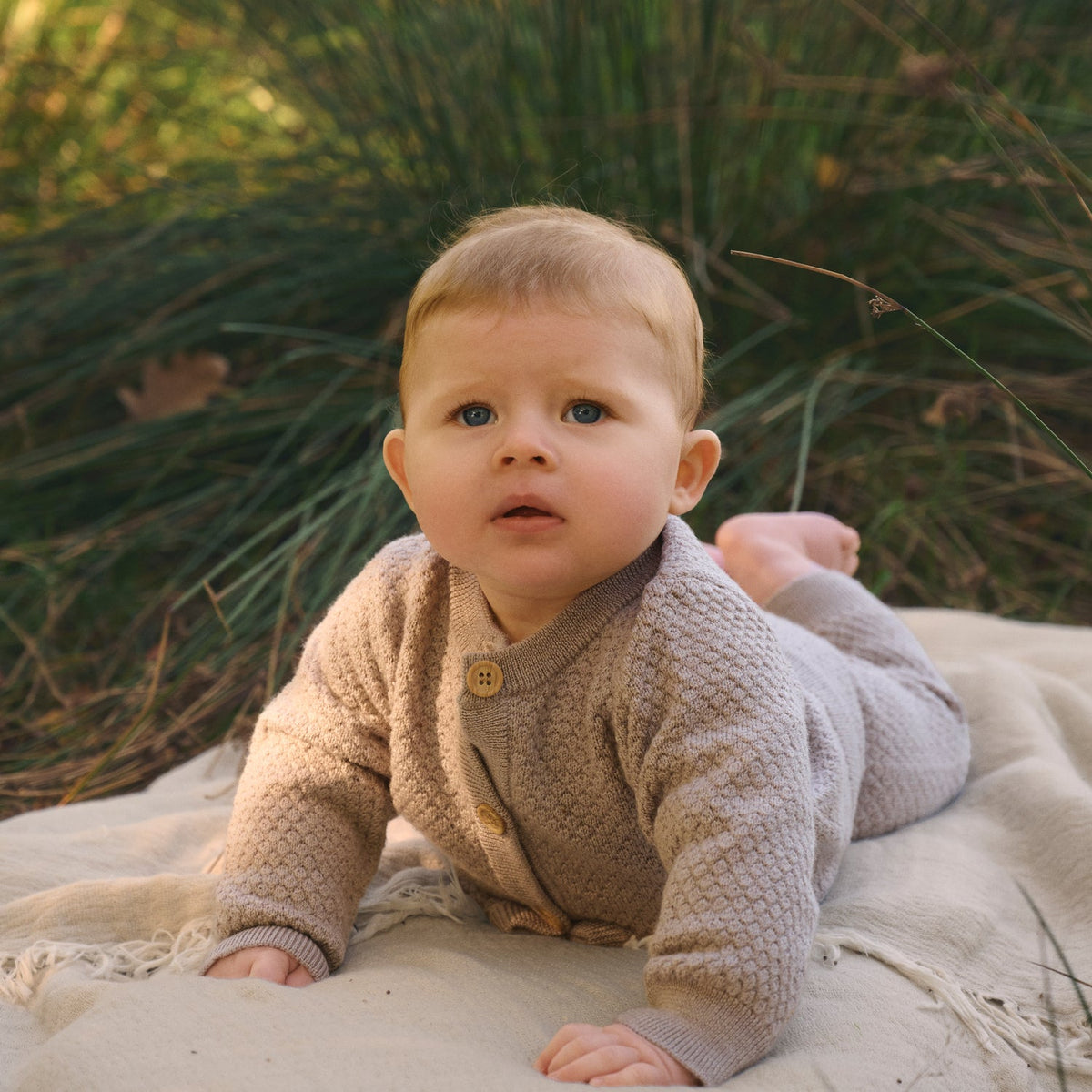 Baby trägt CeLaVi Merino Strickjacke in Mocha Meringue Melange