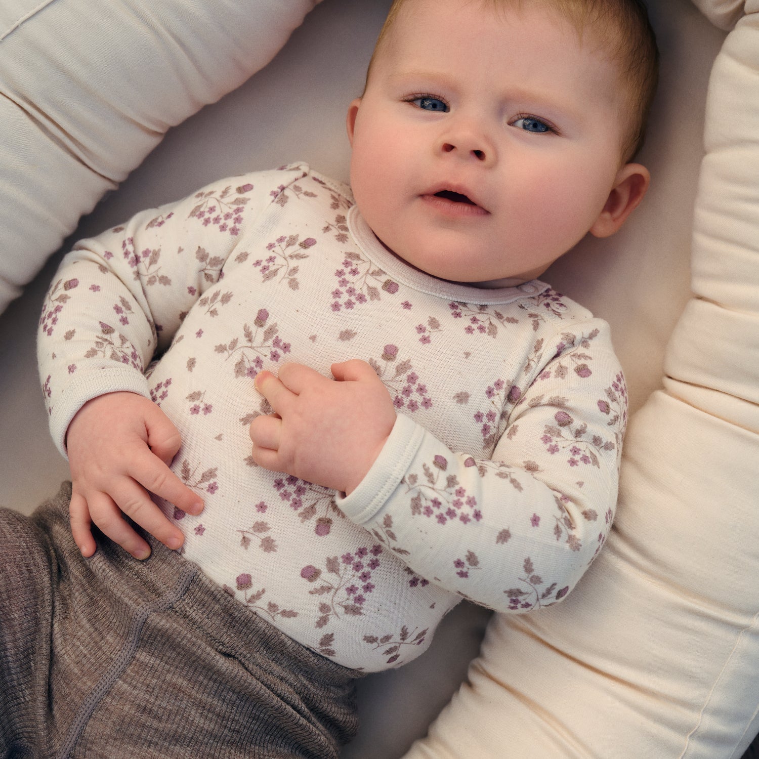Baby trägt CeLaVi Merino Leggings Walnut im Alltag