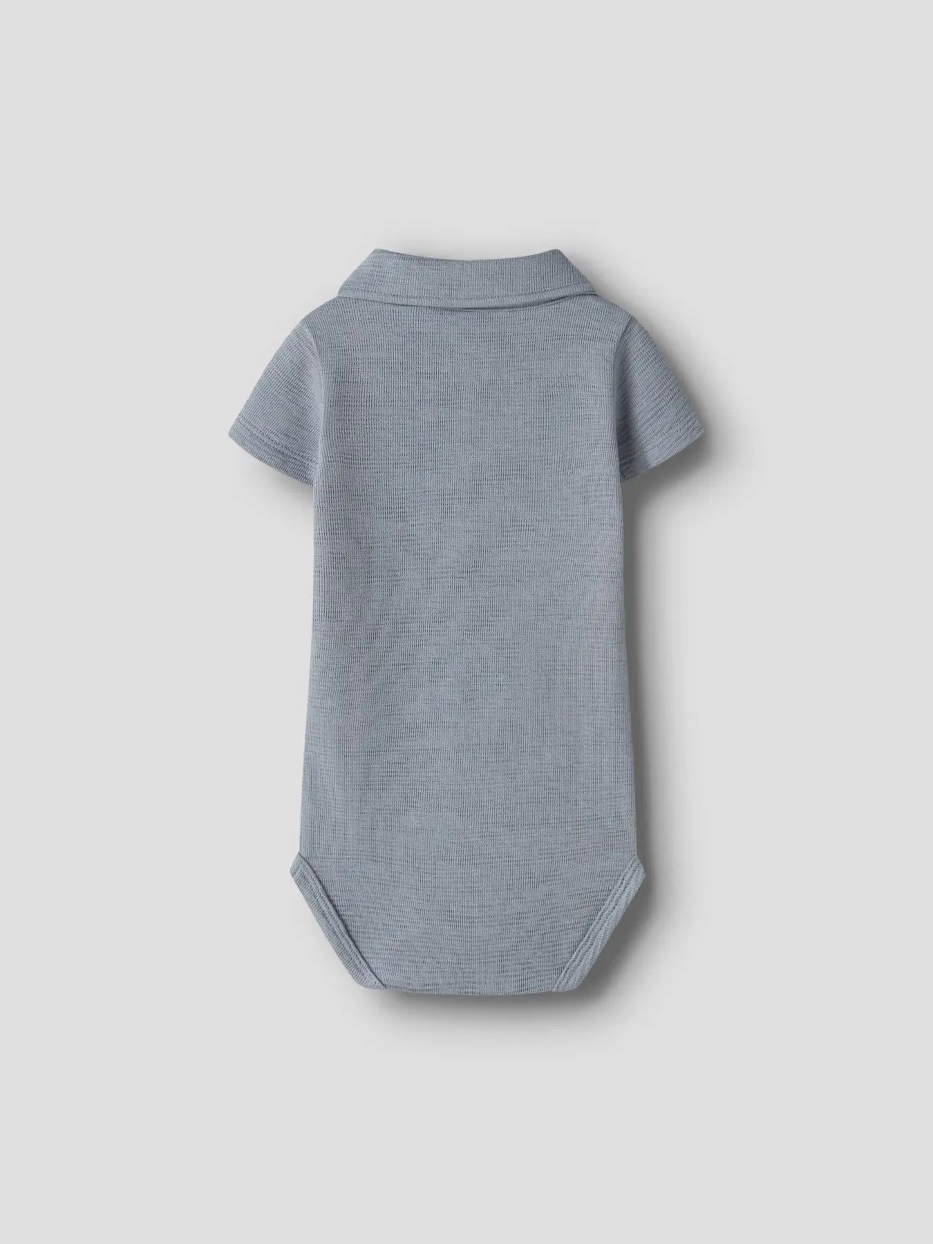 Blauer Baby Polo Body aus Baumwolle von Lil' Atelier im Bärechind Kinderladen Winterthur Zürich Schweiz
