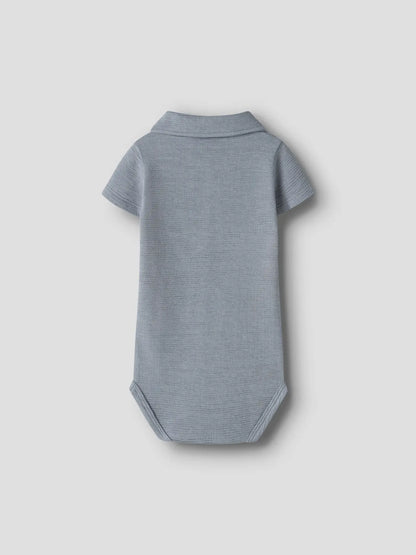 Blauer Baby Polo Body aus Baumwolle von Lil' Atelier im Bärechind Kinderladen Winterthur Zürich Schweiz
