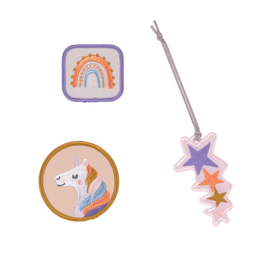 Verpackung des Laessig Patches & Anhaenger Einhorn Sets mit glitzerndem Einhorn-Anhaenger und zwei zauberhaften Patches.