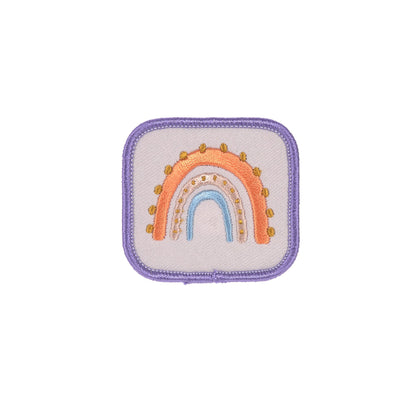 Quadratische Patch mit gesticktem Regenbogen-Motiv in Blau, Pfirsich und Orange, umrahmt von einem lilafarbenen Rand.