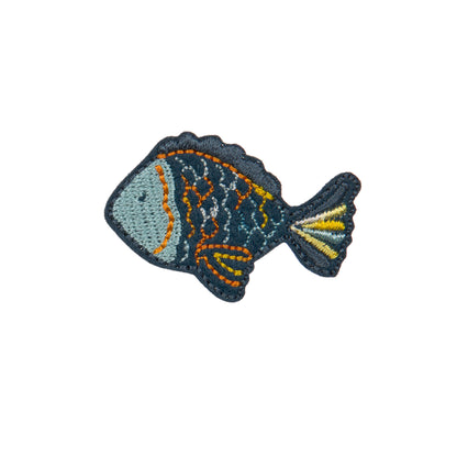 Selbstklebender Textilsticker von Lässig mit einem bunten Fisch-Motiv und blauem Rand.