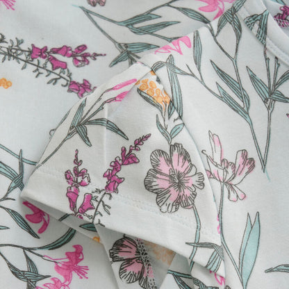 Detailaufnahme des floralen Musters auf dem Minymo T-Shirt, hergestellt aus nachhaltiger Baumwoll- und Modal-Mischung.