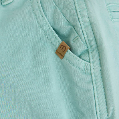 Detailaufnahme der Minymo Twill Shorts in Türkis mit hochwertigem Material und verstellbarem Bund.