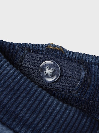 Detailaufnahme Knopf und Bund einer Baggy Fit Kinderjeans aus Denim, Name it, Bärechind Winterthur Zürich Schweiz