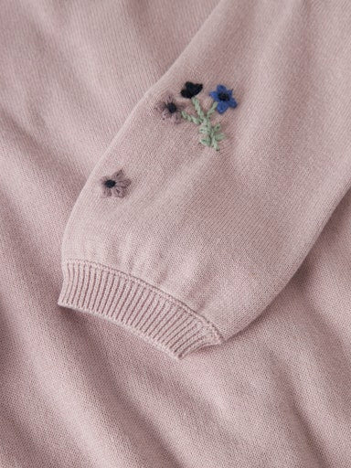 Detail Stickerei an Ärmel einer Kinder Strickjacke aus Bio-Baumwolle, Altrosa, Bärechind Winterthur Zürich Schweiz