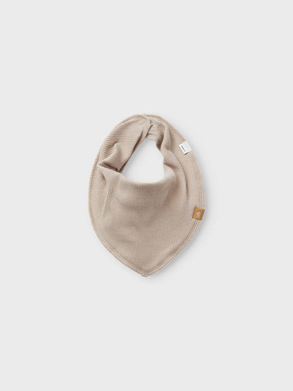 Einzelnes beiges Sabberlätzchen aus set Olive von name it, erhältlich im Bärechind Winterthur, Zürich, Schweiz.