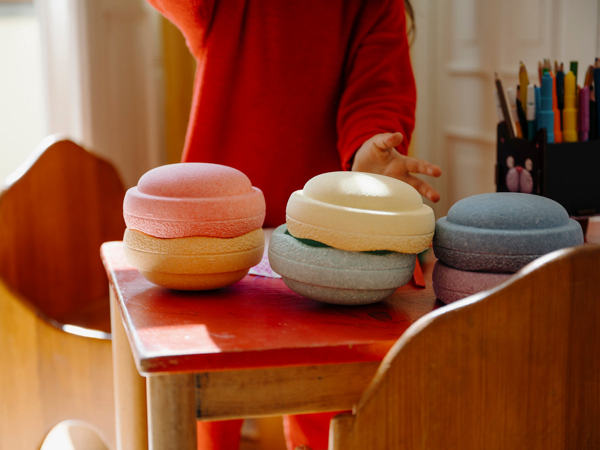 Zwei Kinder spielen mit dem Mini Rainbow Pastell Set am Tisch – Spielidee von Bärechind
