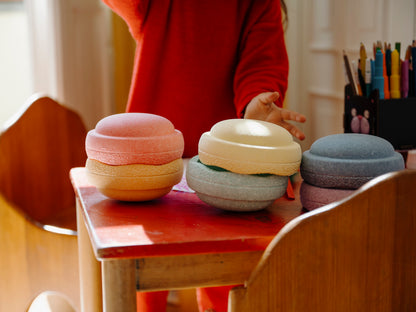 Zwei Kinder spielen mit dem Mini Rainbow Pastell Set am Tisch – Spielidee von Bärechind