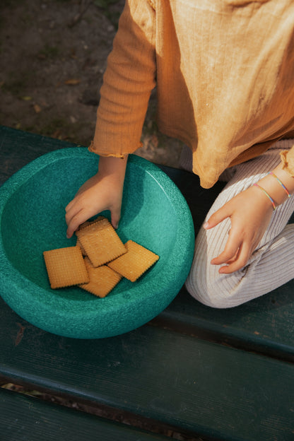 Grüner Stapelstein als Schale mit Butter Kecks– kreative Spielidee für Kinder