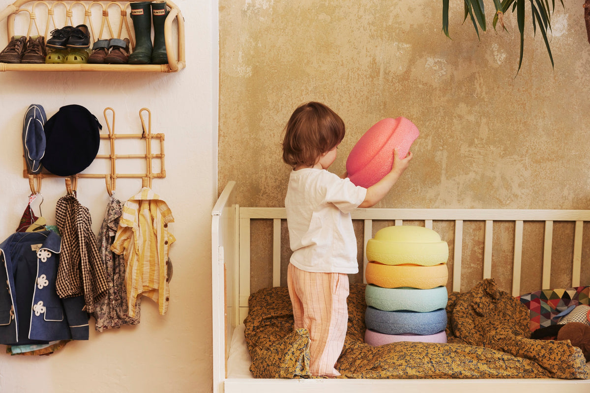 Ob als Hocker, Balancierhilfe oder fantasievolles Baumaterial – Stapelstein passt in jedes Kinderzimmer. Jetzt online und vor Ort im Bärechind in der Altstadt von Winterthur.