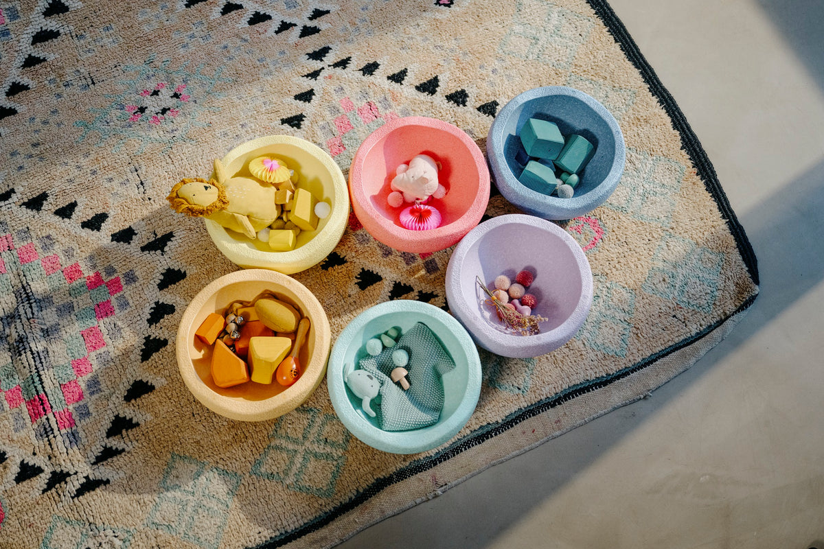 Bunt, kreativ und voller Möglichkeiten: Die Stapelsteine werden hier als Spiel- und Sortierschalen genutzt – ideal für freies Spiel im Montessori-Stil. Entdecke nachhaltiges Spielzeug für kleine Entdecker im Bärechind in Winterthur, Zürich, Schweiz.