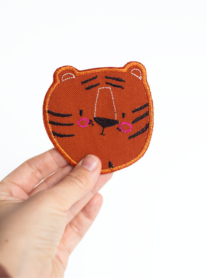 Tiger-Knieflicken von Halfbird – nachhaltiger Aufnäher für Kinderkleidung, erhältlich bei Bärechind in Winterthur, Zürich, Schweiz.