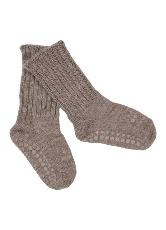 GoBabyGo Alpakawollsocken für Babys in Braun – Vorderansicht, warm und rutschfest