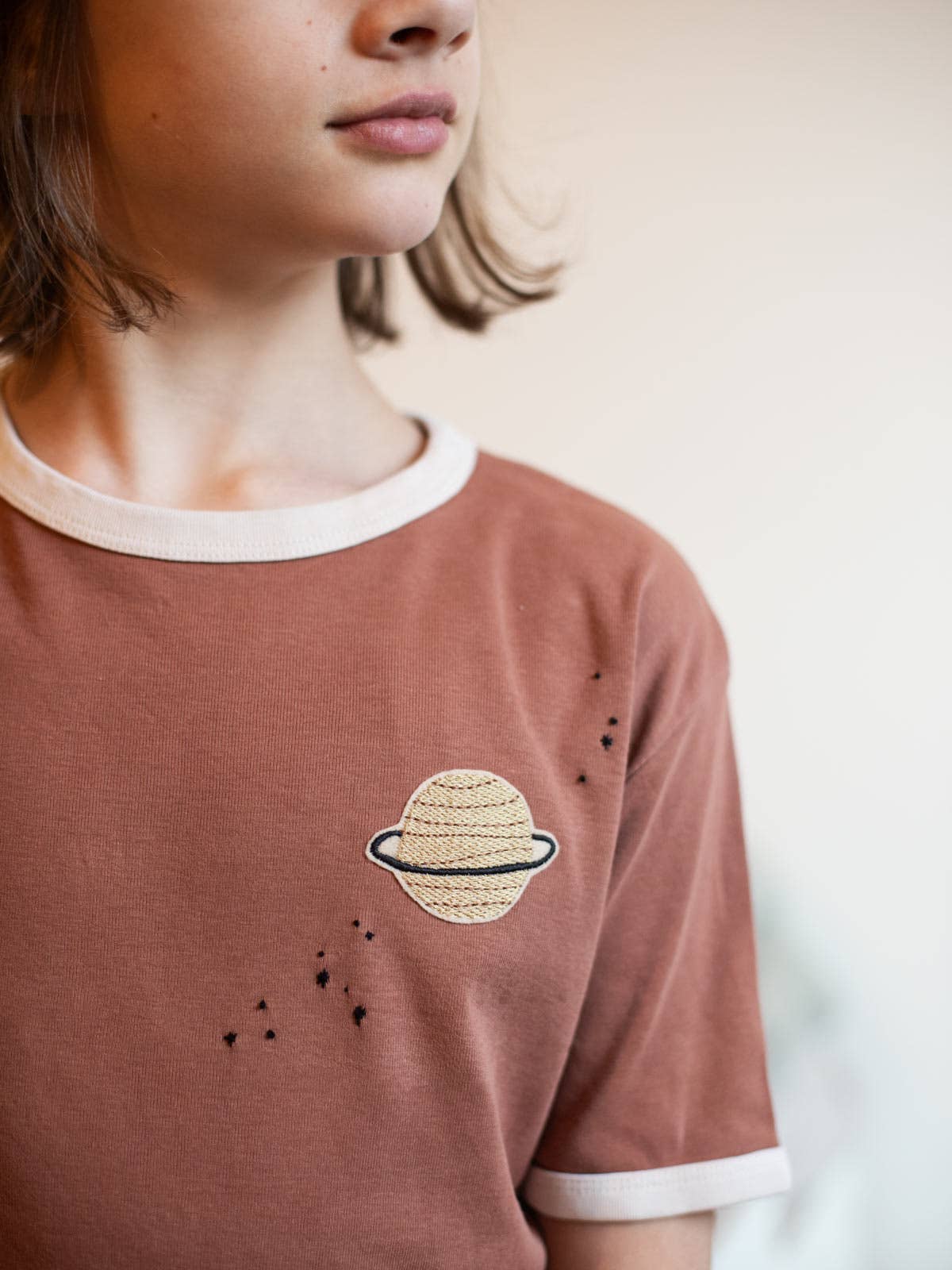 Aufnäher Planet auf Kinderkleidung – Reparieren statt Wegwerfen Schweiz