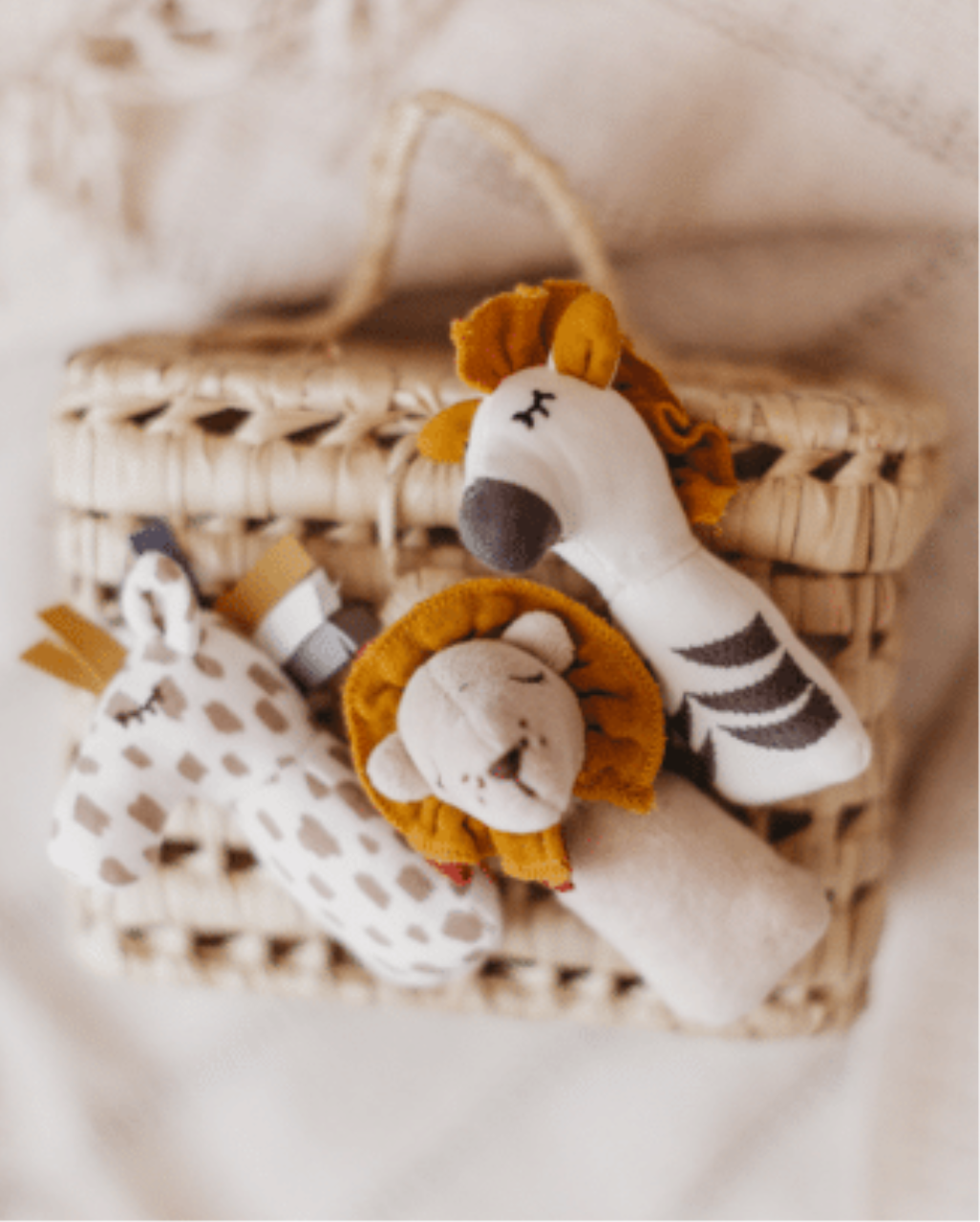 Detailaufnahme der Savannah Friends Stoffwürfel von Ava & Yves mit verschiedenen Tiermotiven und weichen Materialien. Erhältlich im Bärechind Winterthur.
