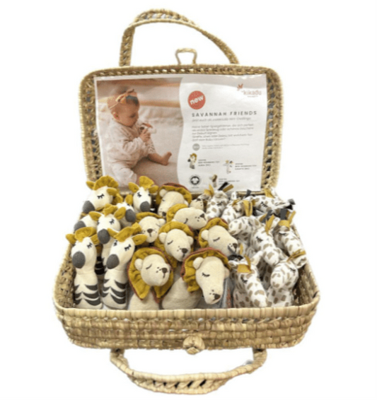 Das Savannah Friends Stoffwürfel Set von Ava & Yves mit liebevoll gestalteten Tiermotiven fördert spielerisch die Sinne von Babys. Erhältlich im Bärechind Winterthur.