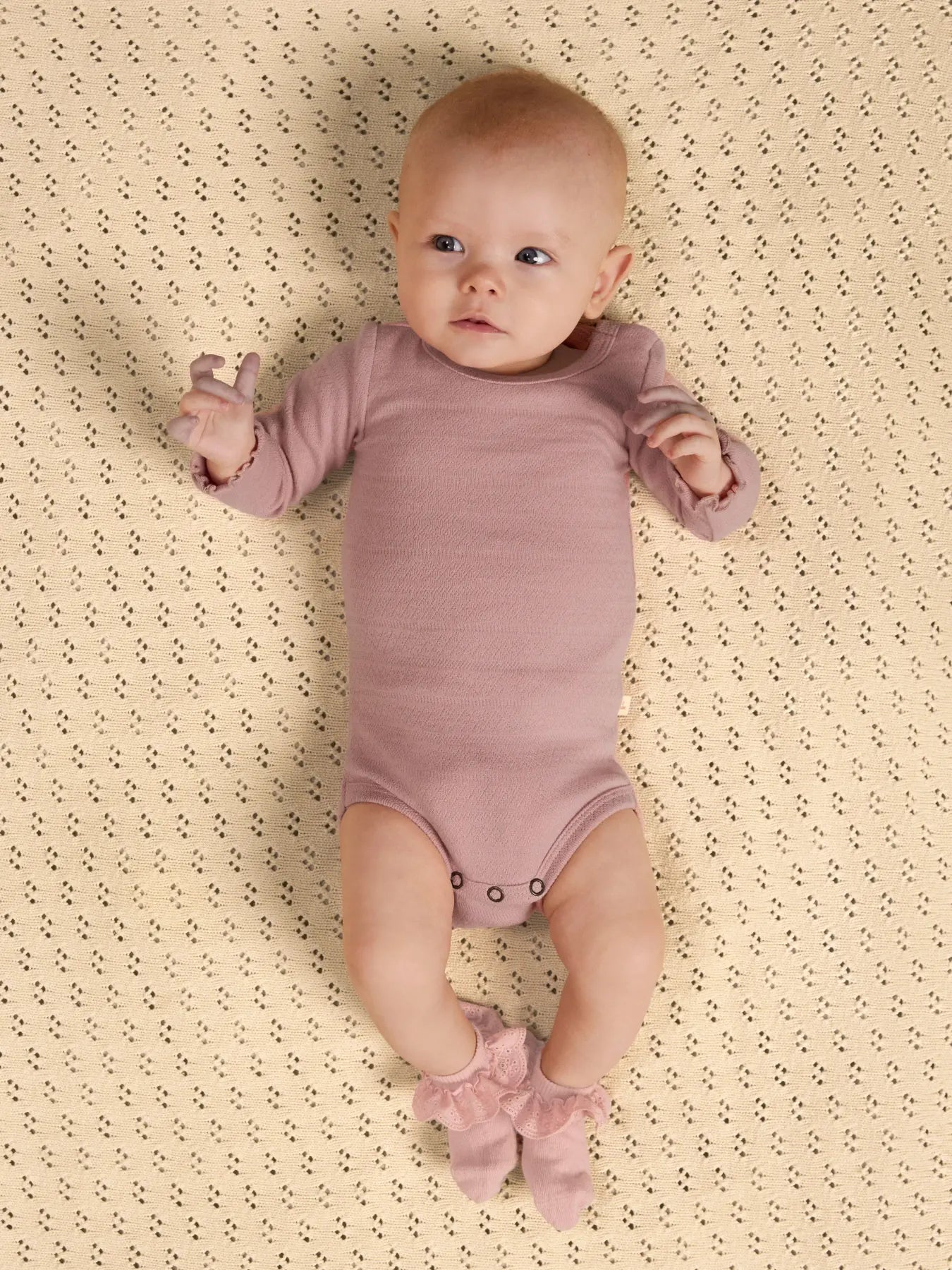 Baby trägt LIL’ATELIER Body in Altrosa aus Baumwolle Lyocell im Bärechind Winterthur Zürich Schweiz