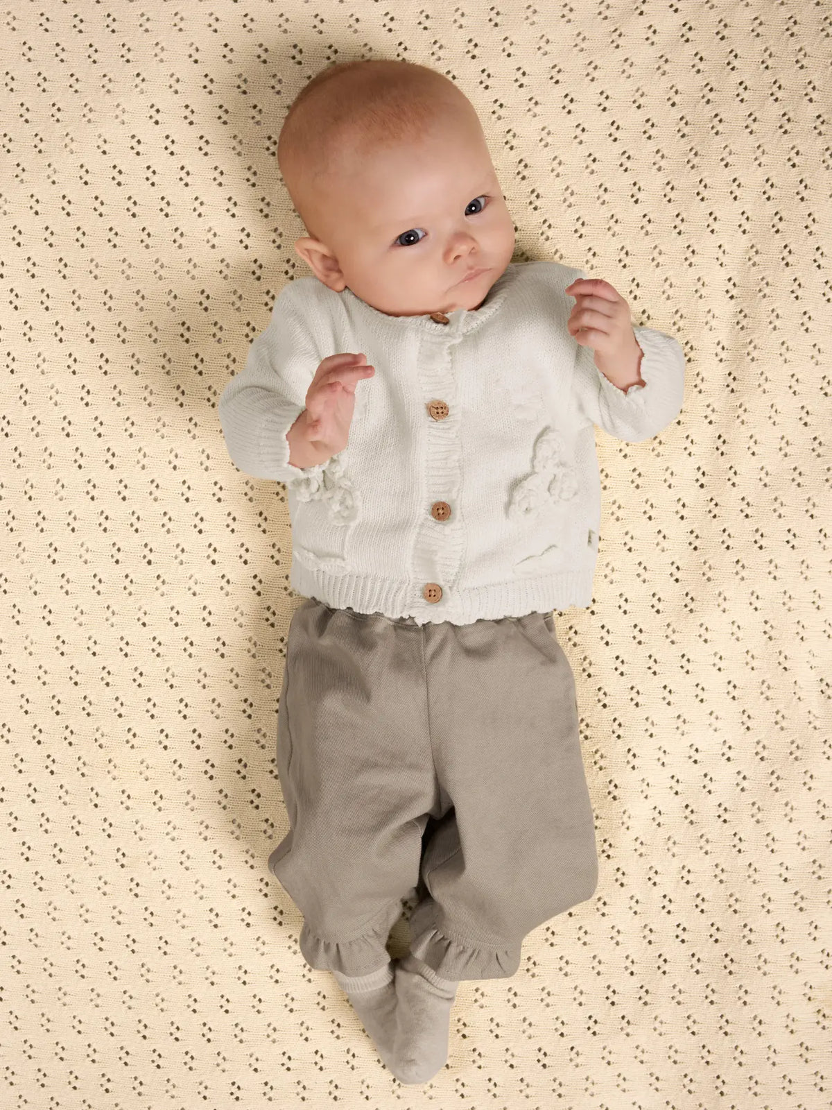 Getragener cremefarbener Strickcardigan für Babys von Lil’ Atelier im Bärechind Winterthur Zürich Schweiz