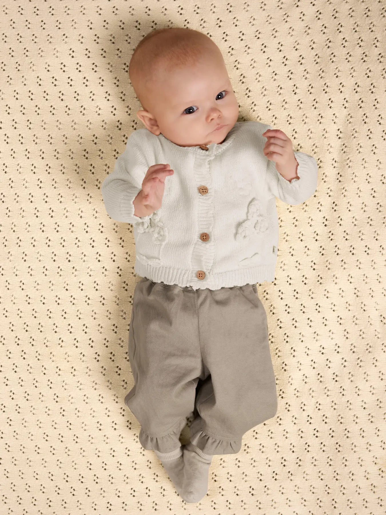 Getragener cremefarbener Strickcardigan für Babys von Lil’ Atelier im Bärechind Winterthur Zürich Schweiz