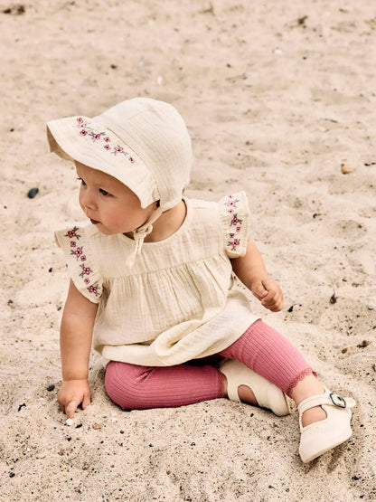 Baby trägt creme Muslin Bluse im Alltag, Bärechind Winterthur Zürich Schweiz kaufen
