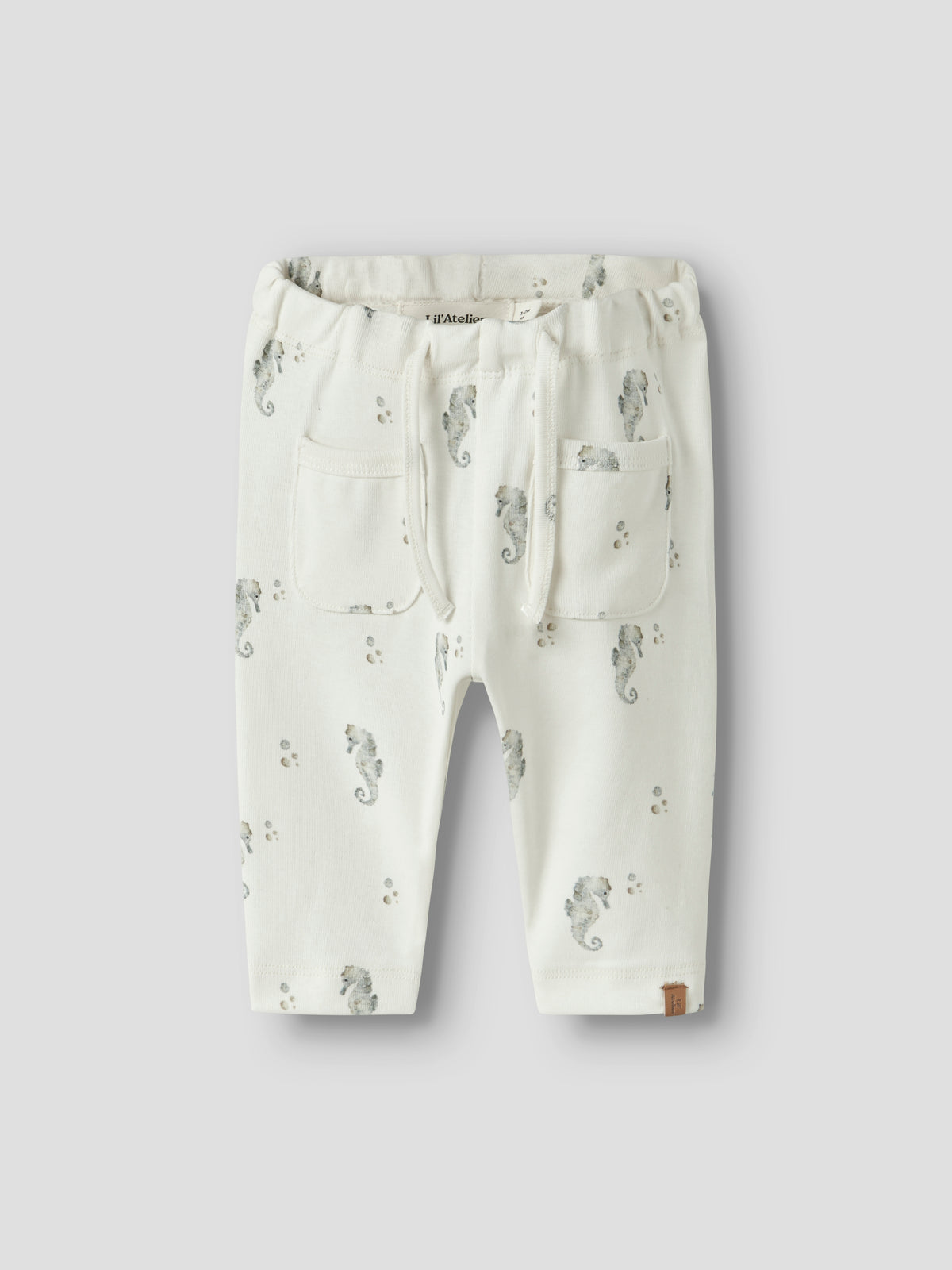 LIL’ATELIER Baby Stoffhose aus Baumwolle und Lyocell mit Seepferdchen Print im Bärechind Winterthur Zürich Schweiz.