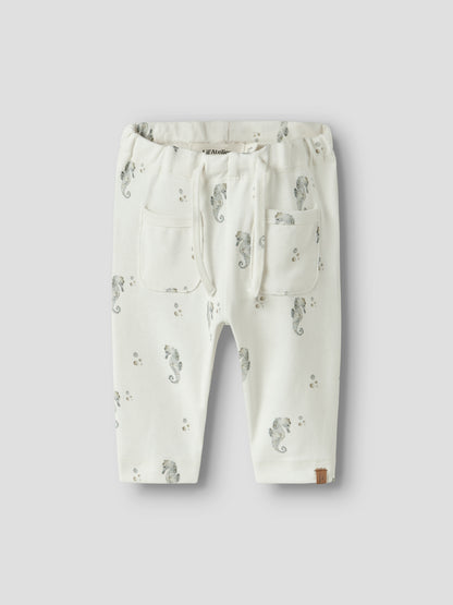 LIL’ATELIER Baby Stoffhose aus Baumwolle und Lyocell mit Seepferdchen Print im Bärechind Winterthur Zürich Schweiz.