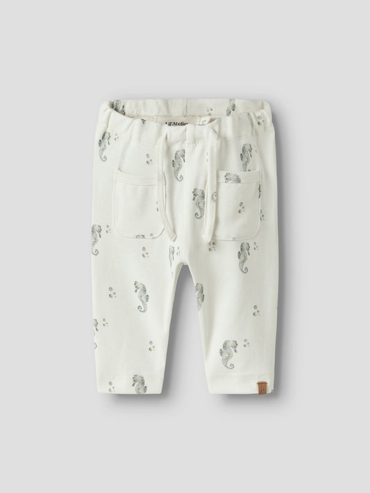 LIL’ATELIER Baby Stoffhose aus Baumwolle und Lyocell mit Seepferdchen Print im Bärechind Winterthur Zürich Schweiz.
