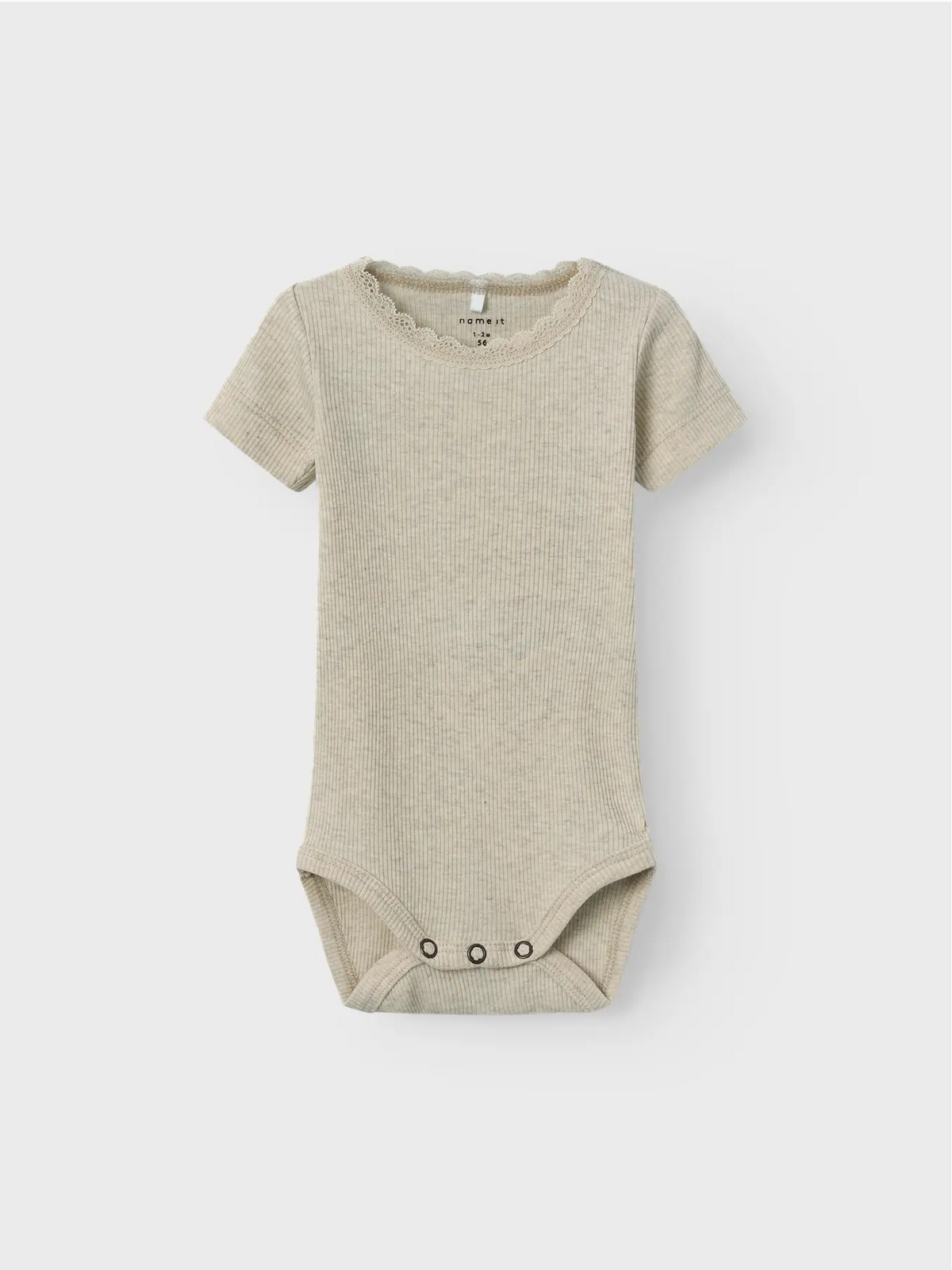 Beiger Babybody aus Baumwolle mit kurzen Ärmeln und Spitzenrand, erhältlich bei Bärechind Winterthur Zürich Schweiz.