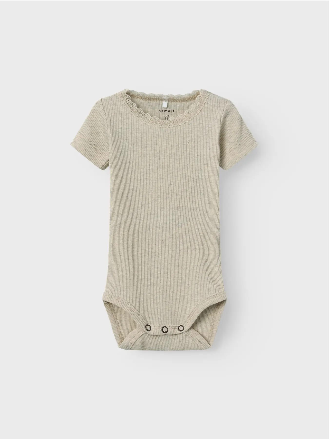 Beiger Babybody aus Baumwolle mit kurzen Ärmeln und Spitzenrand, erhältlich bei Bärechind Winterthur Zürich Schweiz.