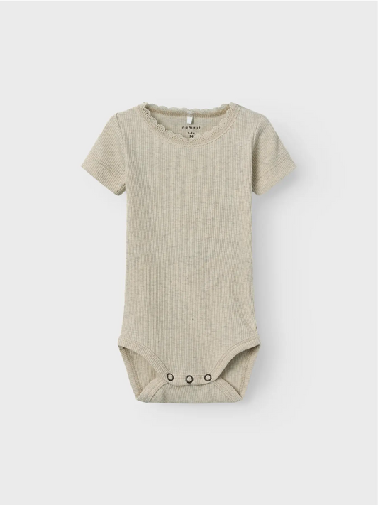 Beiger Babybody aus Baumwolle mit kurzen Ärmeln und Spitzenrand, erhältlich bei Bärechind Winterthur Zürich Schweiz.