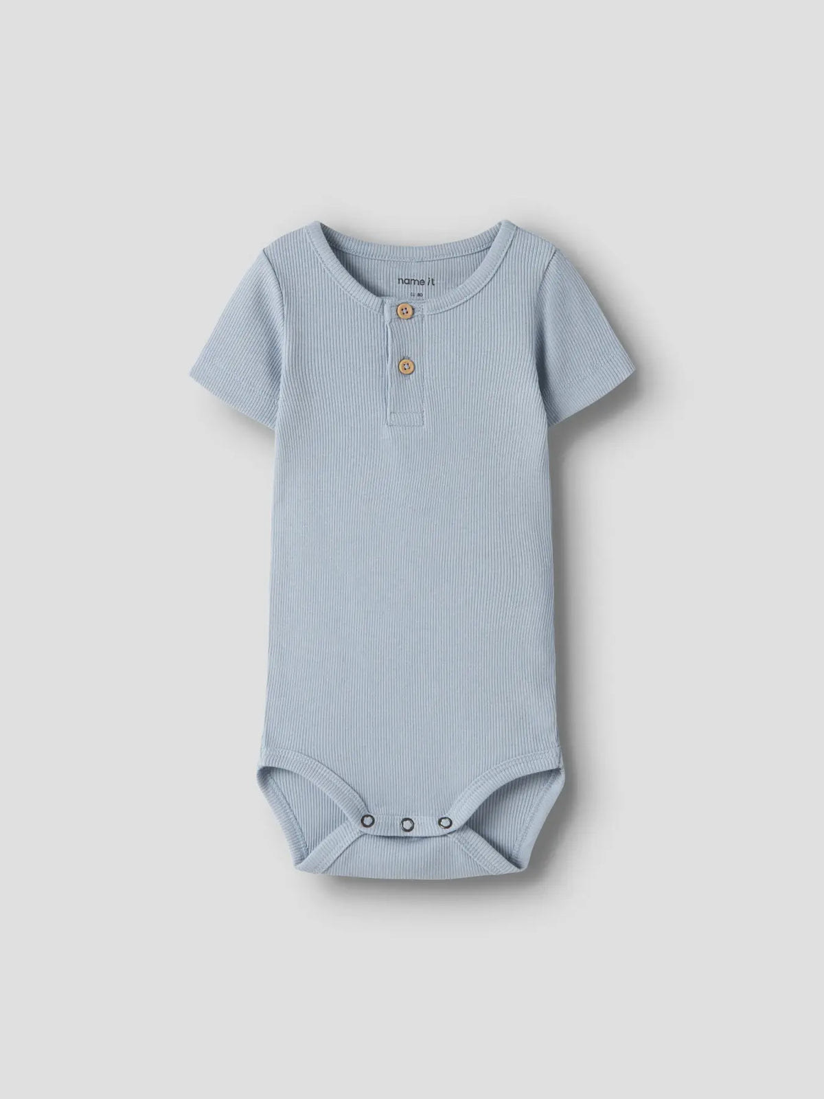 Hellblauer Babybody aus Baumwolle mit kurzen Ärmeln, erhältlich bei Bärechind Winterthur Zürich Schweiz.