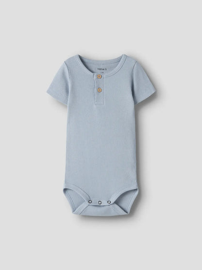 Hellblauer Babybody aus Baumwolle mit kurzen Ärmeln, erhältlich bei Bärechind Winterthur Zürich Schweiz.