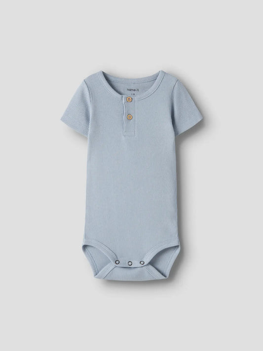 Hellblauer Babybody aus Baumwolle mit kurzen Ärmeln, erhältlich bei Bärechind Winterthur Zürich Schweiz.
