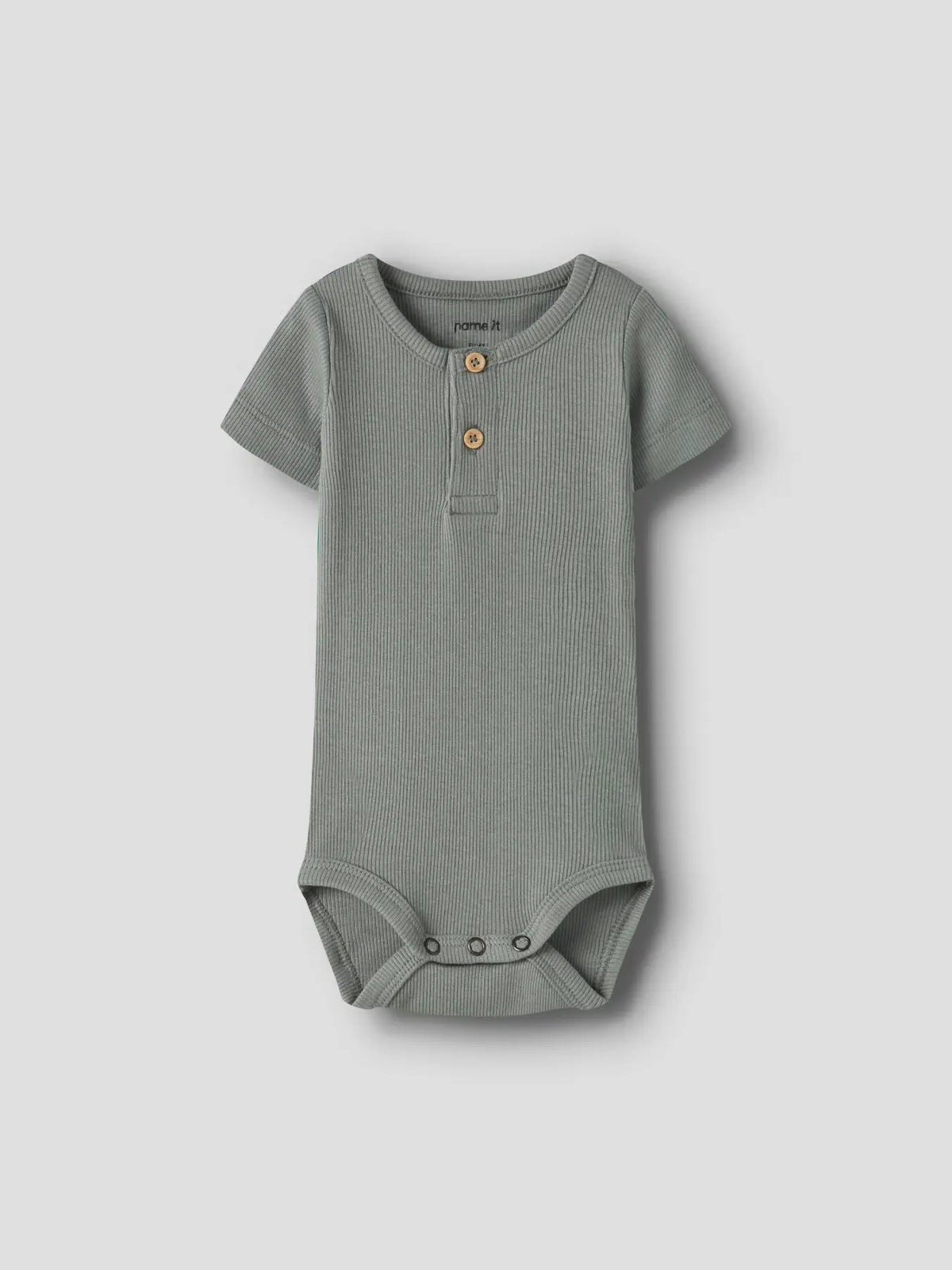Salbeigrüner Babybody aus Baumwolle mit kurzen Ärmeln, erhältlich bei Bärechind Winterthur Zürich Schweiz.