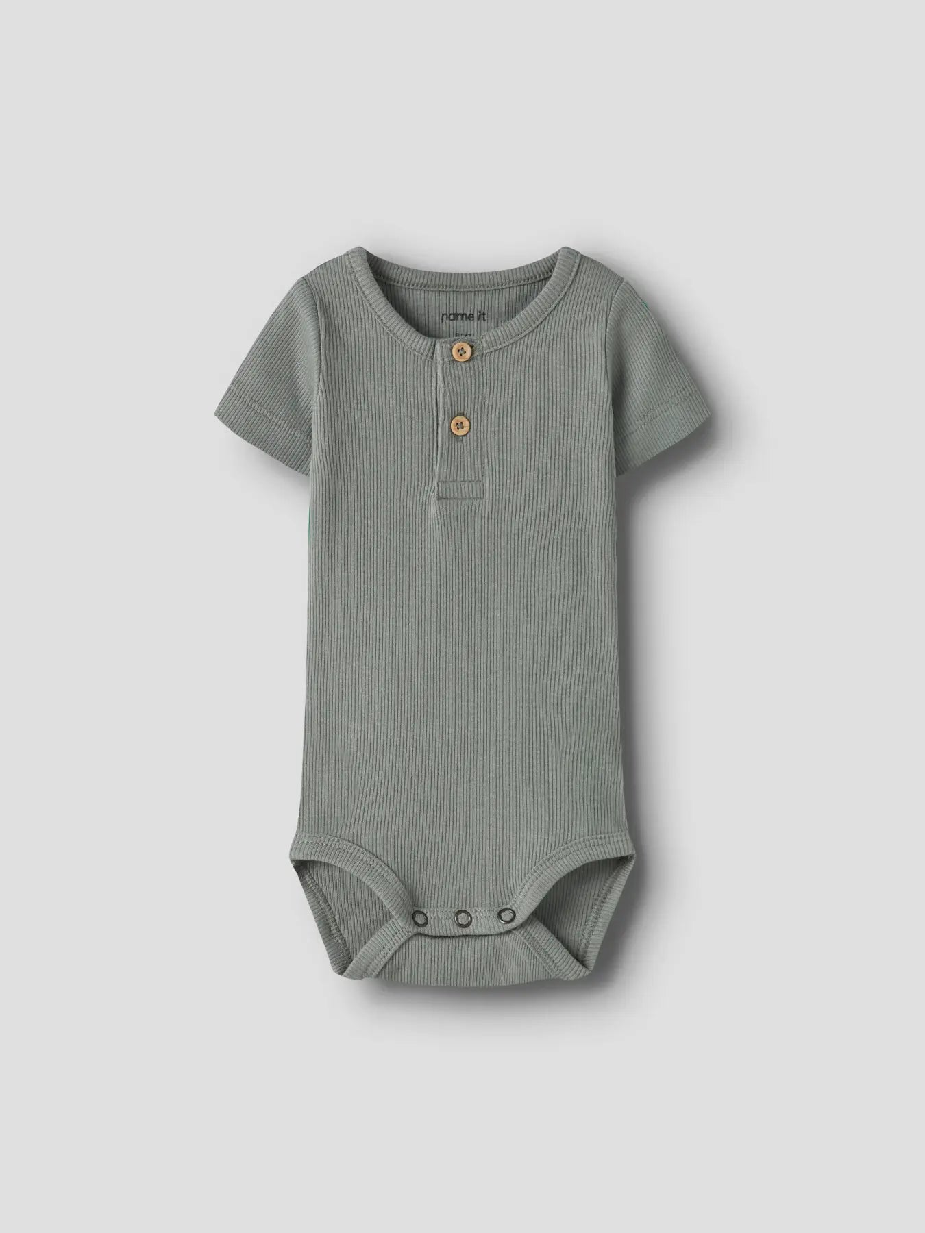Salbeigrüner Babybody aus Baumwolle mit kurzen Ärmeln, erhältlich bei Bärechind Winterthur Zürich Schweiz.