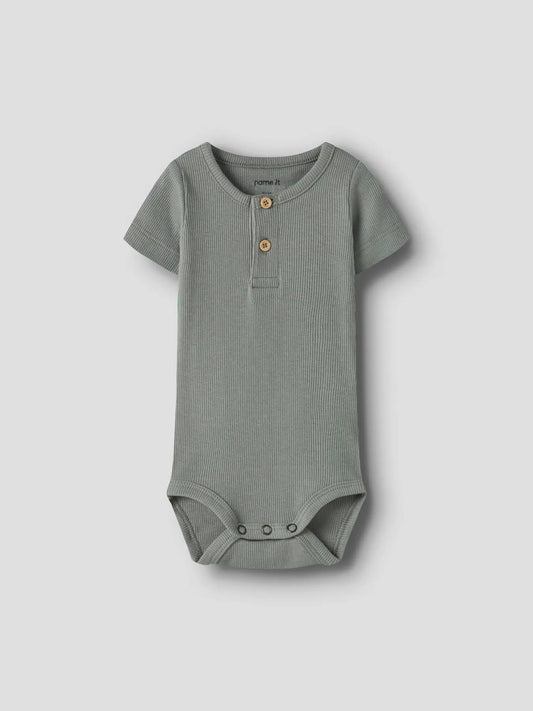 Salbeigrüner Babybody aus Baumwolle mit kurzen Ärmeln, erhältlich bei Bärechind Winterthur Zürich Schweiz.