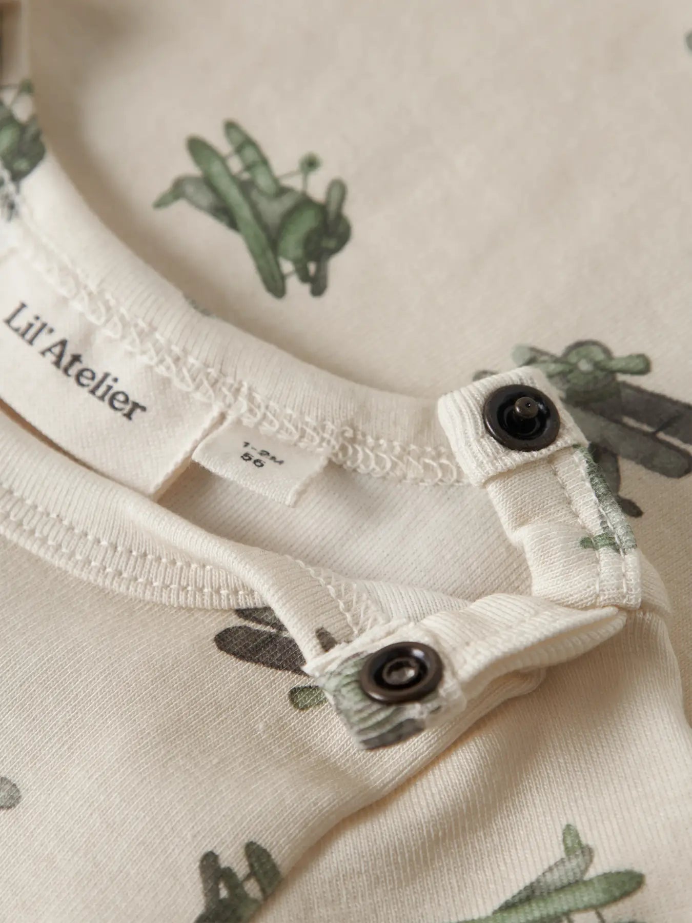 Detailansicht Flugzeug-Print und Druckknöpfe am Babybody von Lil’ Atelier im Bärechind Winterthur Zürich Schweiz