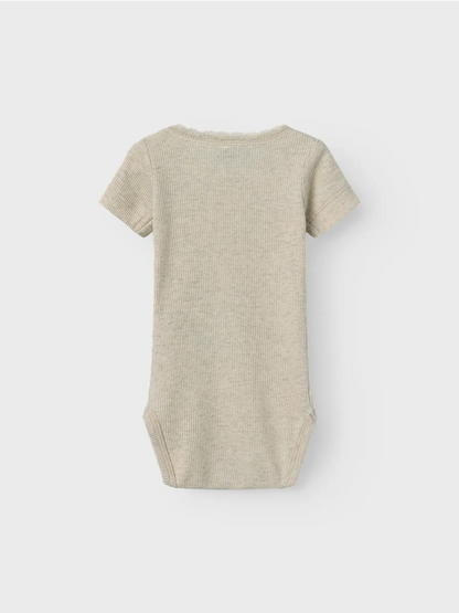Baby Kurzarm Body in beige melange aus weicher Baumwolle, erhältlich bei Bärechind Winterthur Zürich Schweiz.