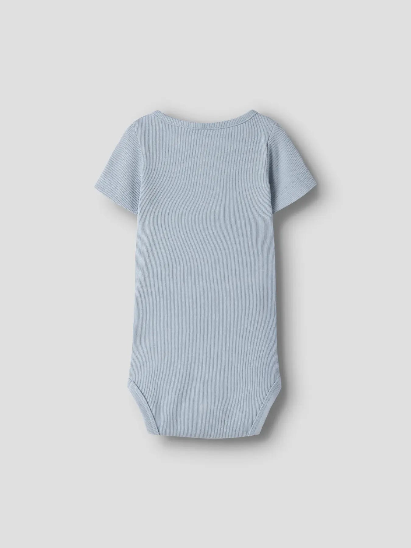 Baby Kurzarm Body in hellblau aus weicher Baumwolle, erhältlich bei Bärechind Winterthur Zürich Schweiz.