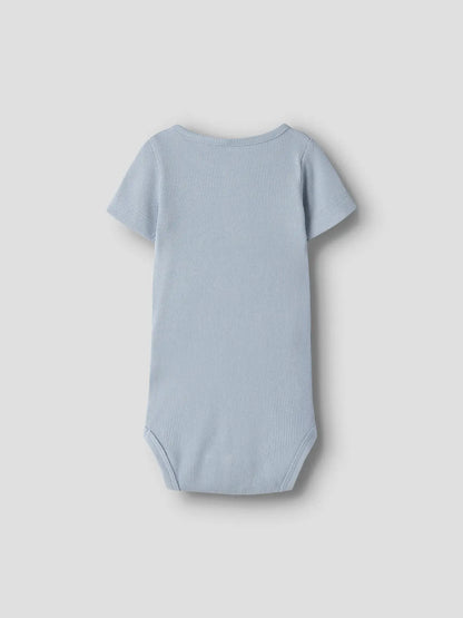 Baby Kurzarm Body in hellblau aus weicher Baumwolle, erhältlich bei Bärechind Winterthur Zürich Schweiz.